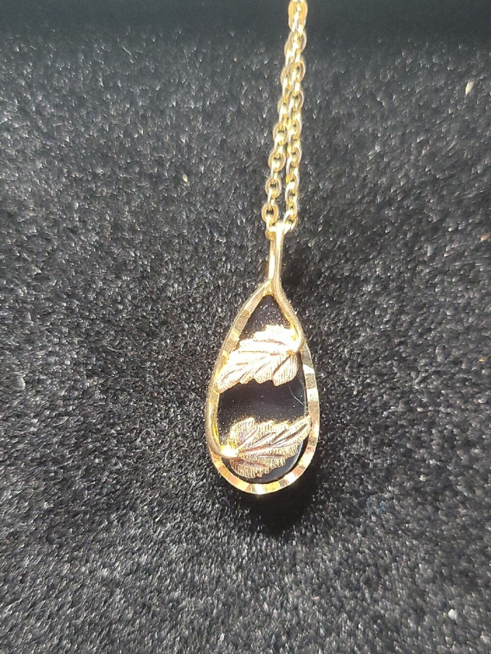 Vintage Black Hills Gold Onyx Teardrop Pendant Necklace - Picture 3 of 3